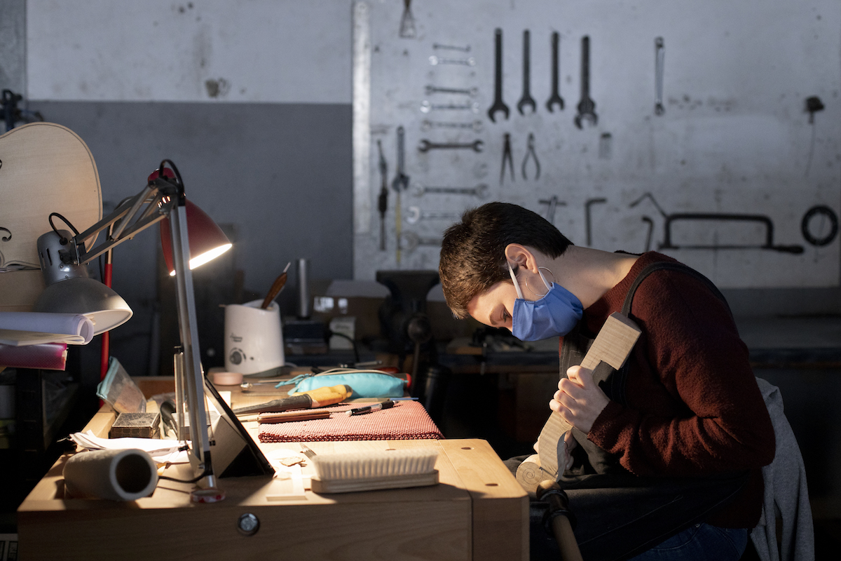 La luthier Fité: “De vegades, la gent no sap l’instrument que malvèn per Wallapop”