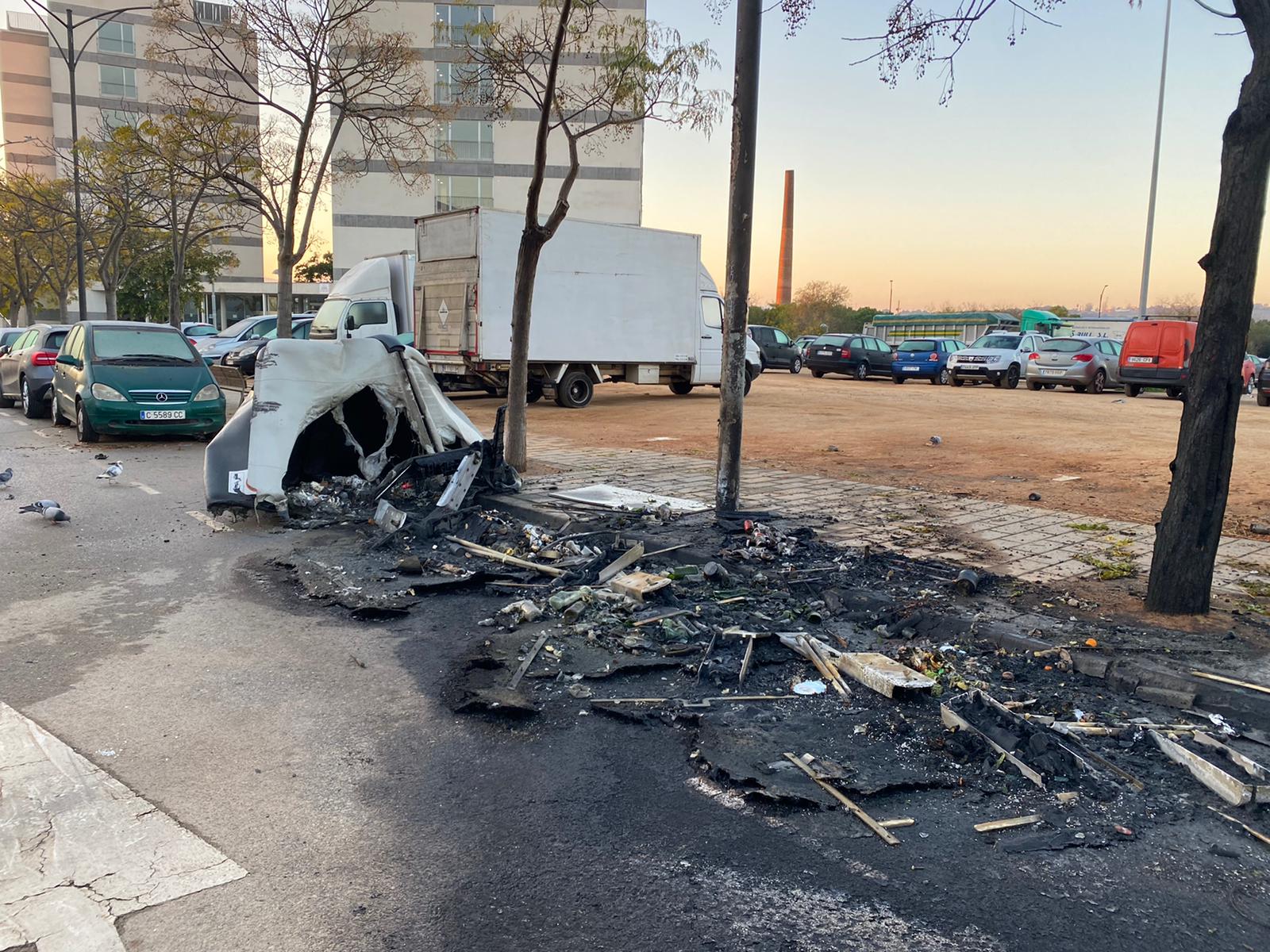 Un incendi a cinc contenidors afecta els vehicles aparcats del voltant