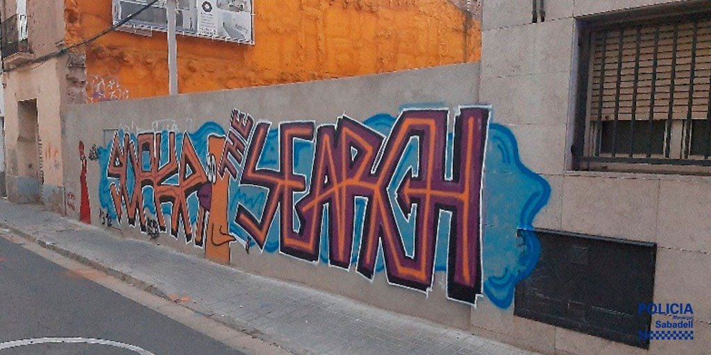 Denunciats tres joves per pintar façanes d'edificis del Centre