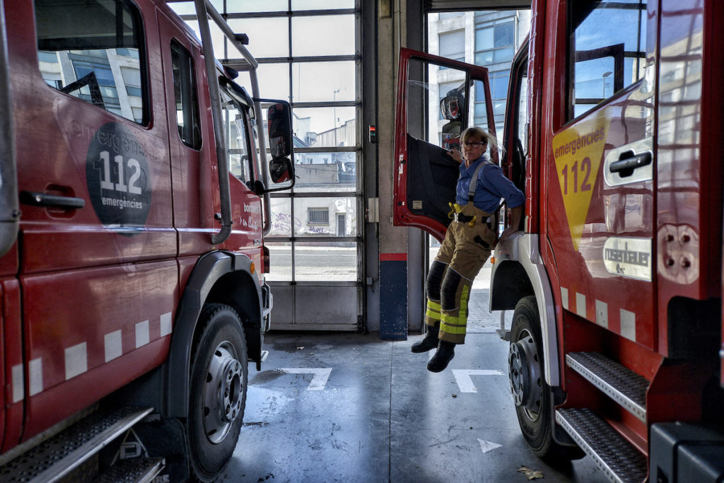 Els Bombers evacuen una parella d'avis a Sabadell per un incendi al seu domicili