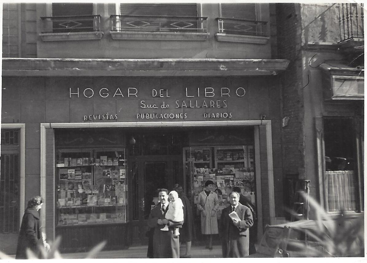 La Llar del Llibre bufa 55 espelmes al Passeig