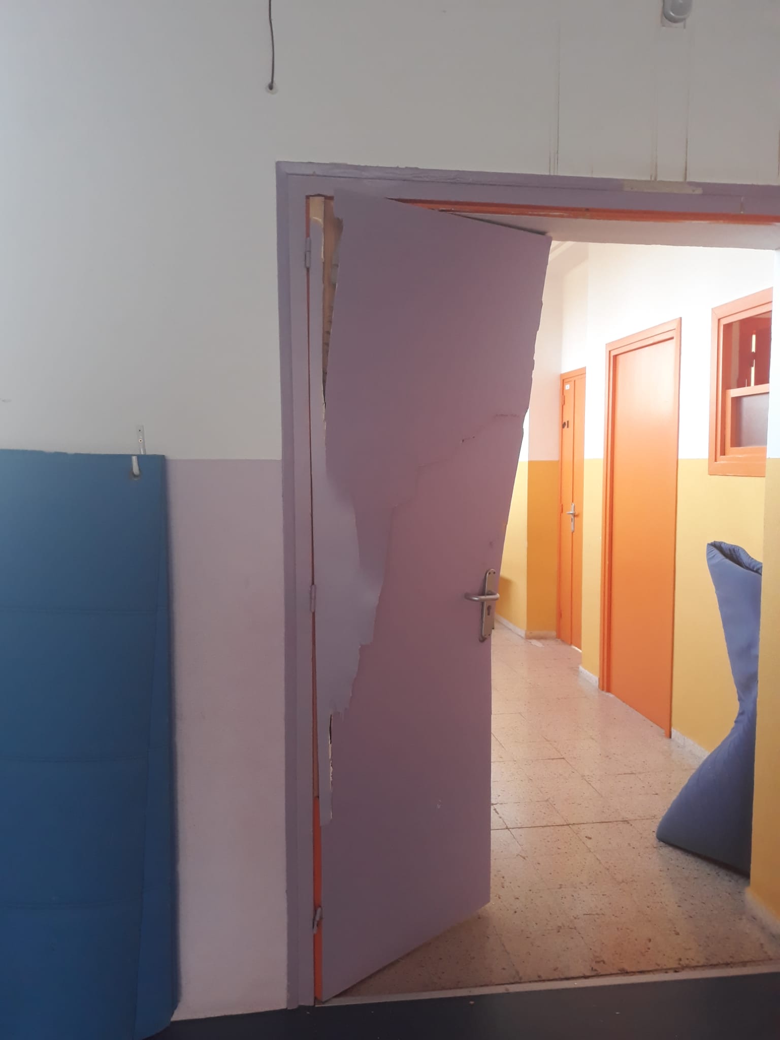 Entren a l'escola Joan Maragall i provoquen múltiples destrosses al centre