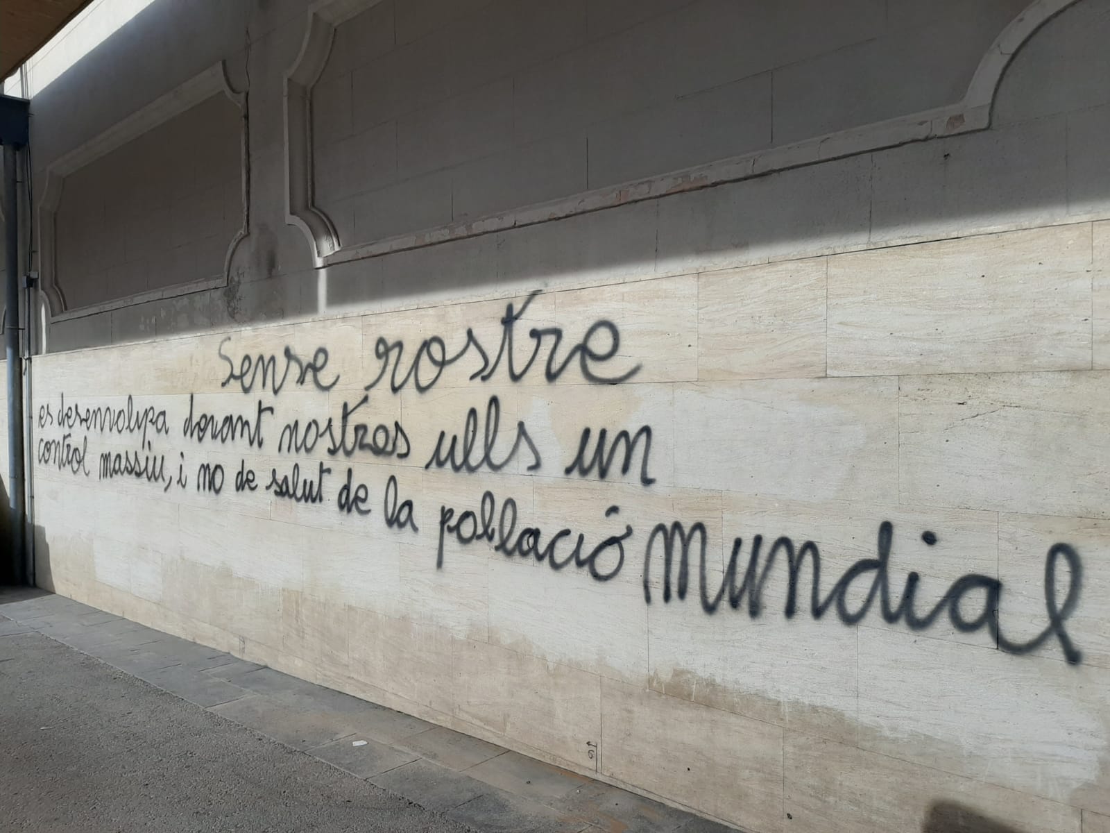 Enxampat 'in fraganti' l'autor de pintades negacionistes de la Covid al Centre de Sabadell