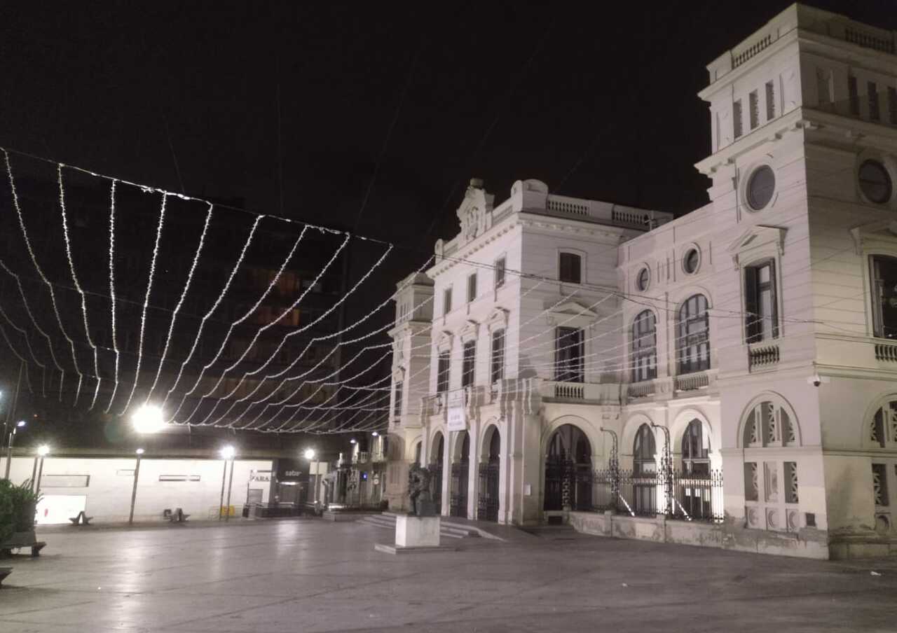 Primeres llums de Nadal a la plaça del Doctor Robert