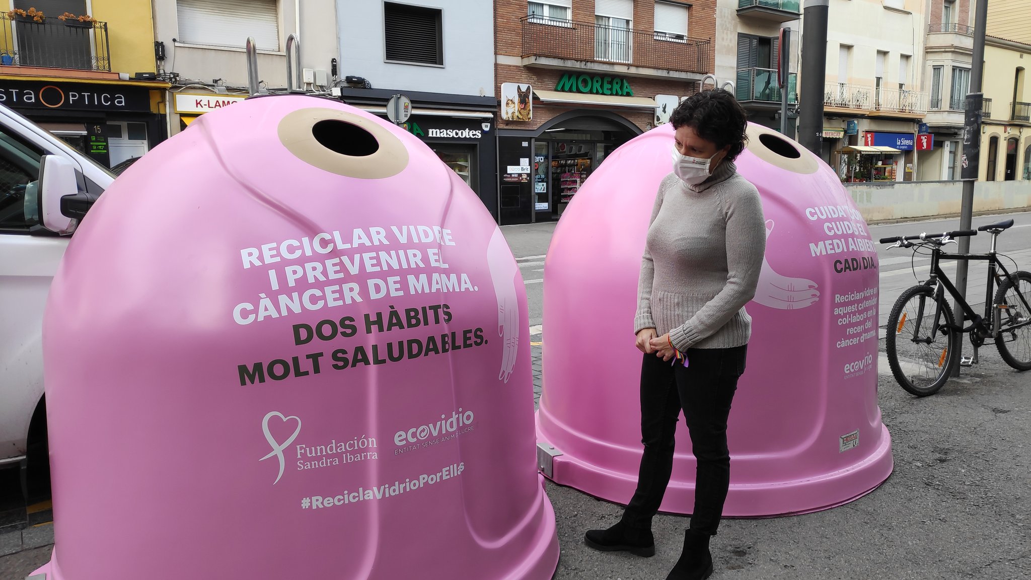 Sabadell incorpora dos contenidors rosa per conscienciar sobre el càncer de mama