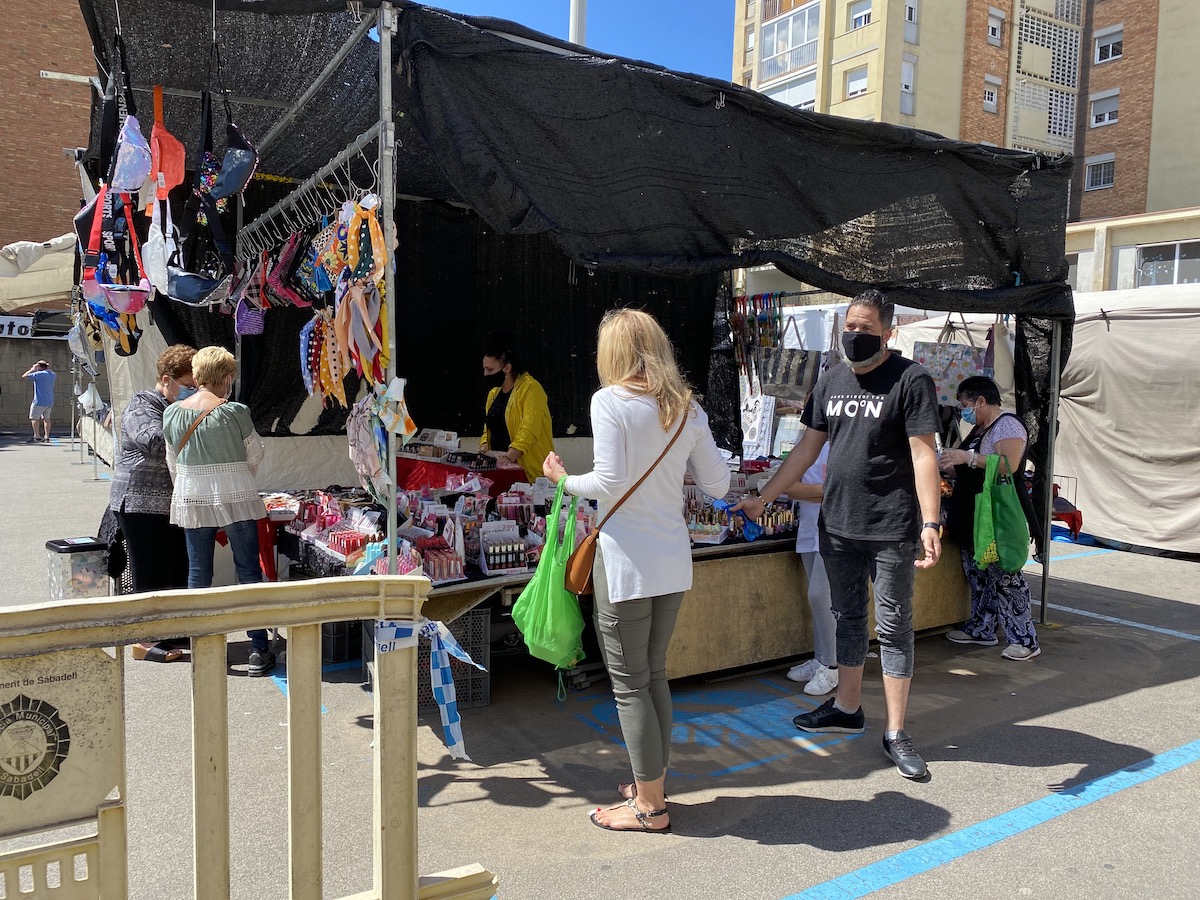 Satisfacció i optimisme en el mercat ambulant de la Creu Alta