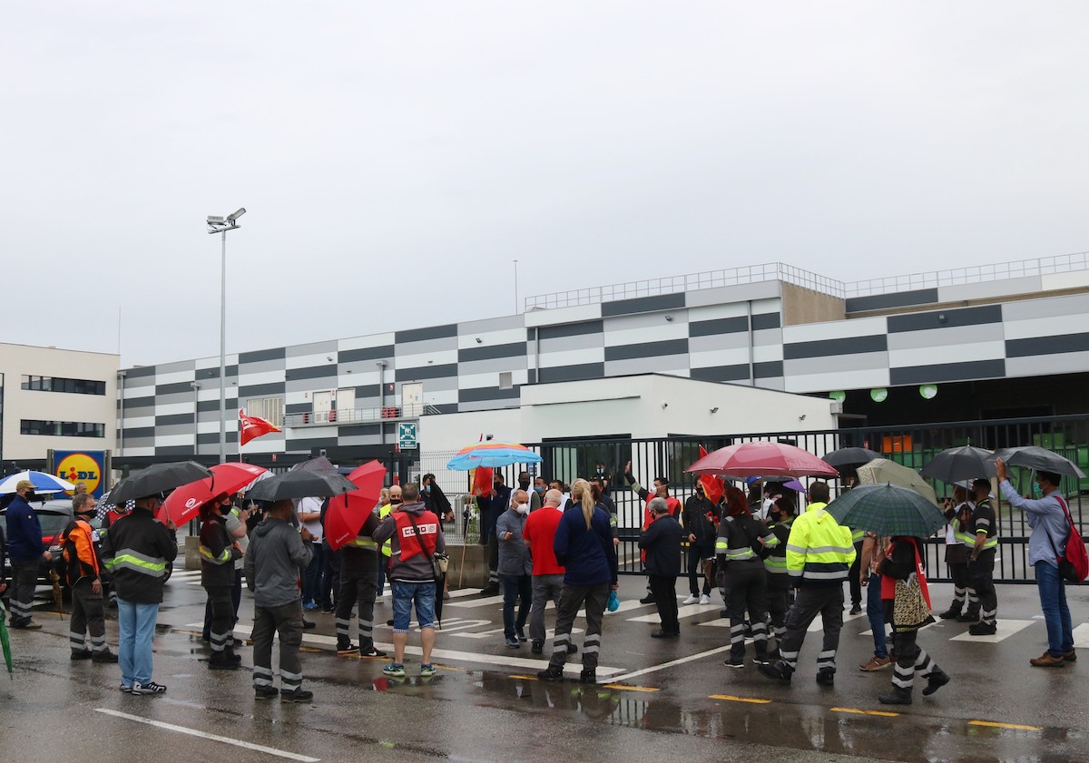 Empleats de Lidl bloquegen el centre logístic de Montcada per exigir que es compleixin les mesures de prevenció