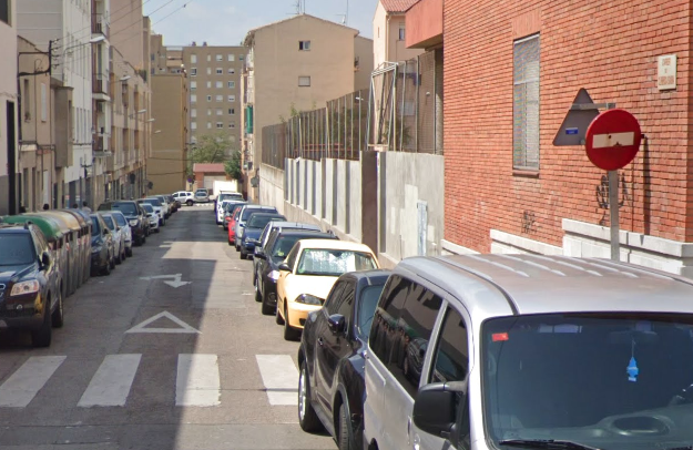Un conductor obre la porta del cotxe i dona un cop a un home amb patinet elèctric