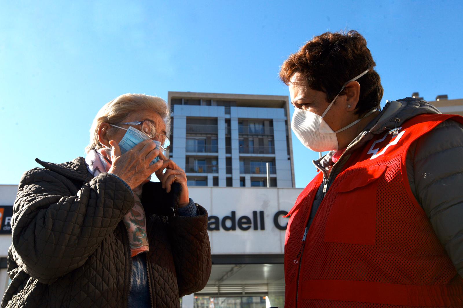 VÍDEO: Operatiu per repartir mascaretes arreu de Sabadell