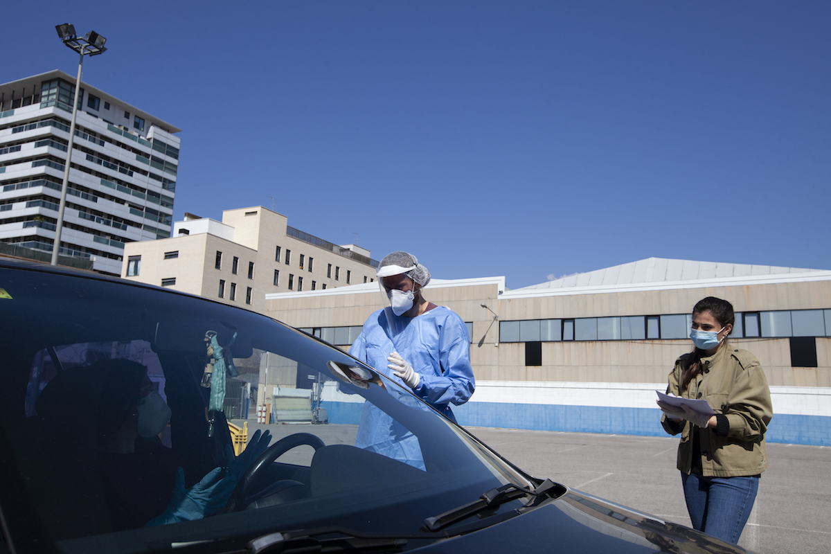 El Club Natació Sabadell cedeix un aparcament per l'assaig clínic que vol aturar el coronavirus