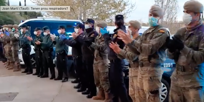 VÍDEO: Homenatge de les policies als muntadors de l'hospital de la Pista Coberta