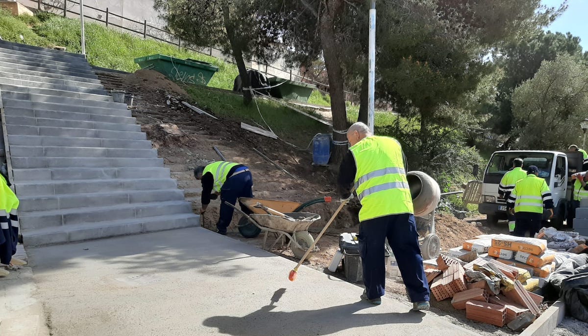 Millores a les escales del carrer Llobregat de Torre-romeu