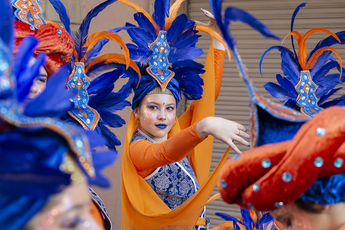 La rua de Carnestoltes inunda Sabadell de colors, originalitat i alegria