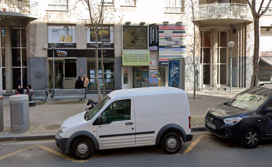En estat greu una noia atropellada per una bicicleta que circulava per la vorera a la ronda Zamenhof
