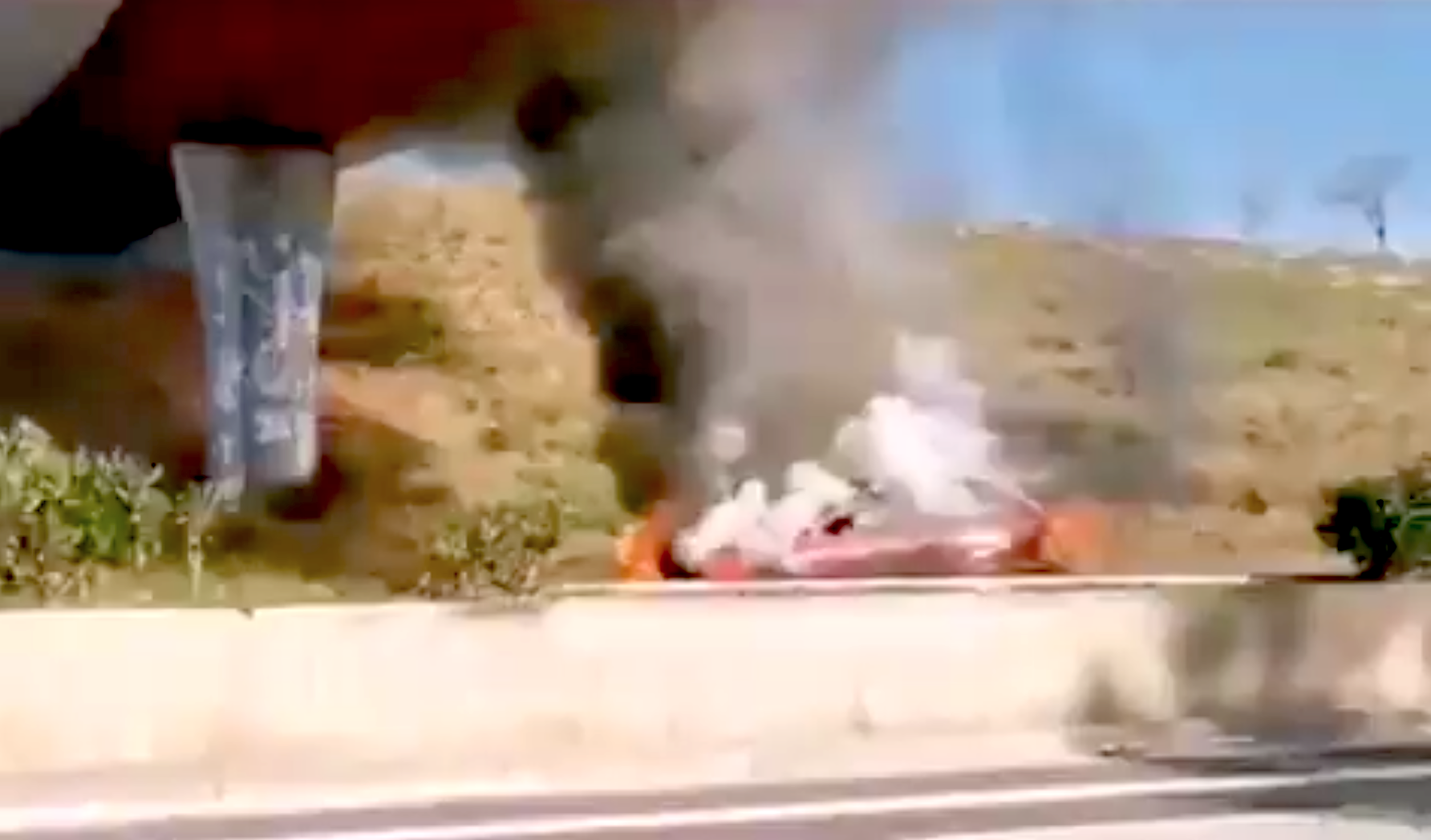VÍDEO: Aparatós incendi d'un cotxe a la N-150 entre Sabadell i Terrassa