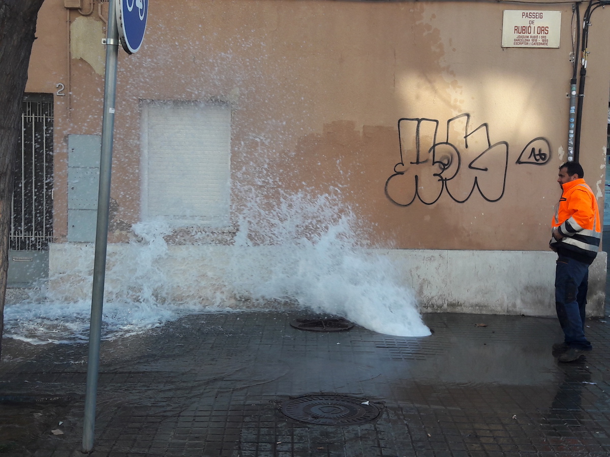 Una fuita d'aigua deixa 345 abonats sense servei al passeig de Rubió i Ors - 