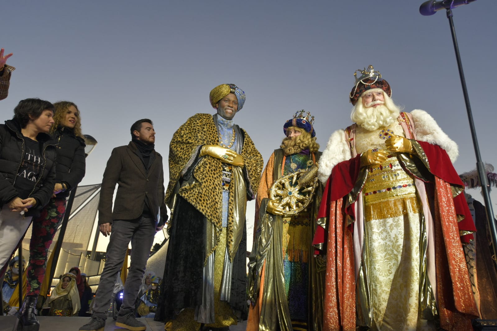 La Cavalcada de Reis escampa il·lusió per la ciutat abans de la nit més màgica de l'any