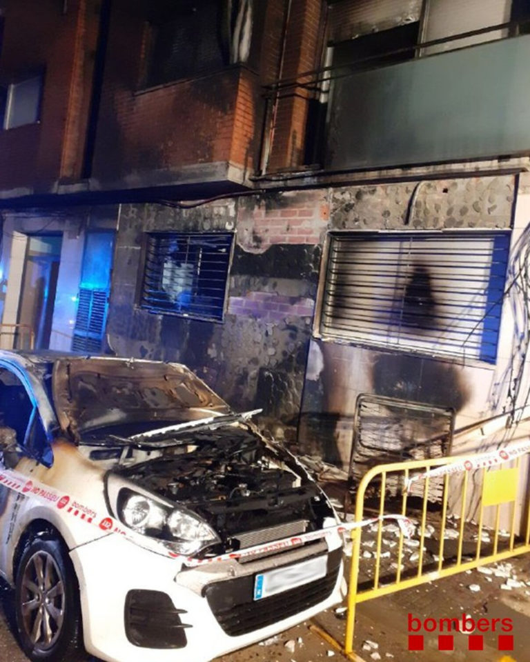 Un incendi crema dos turismes i la façana d'un edifici a Castellar