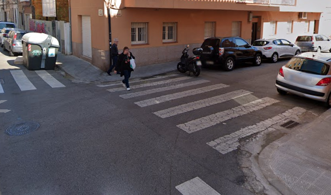 Cremen un contenidor a l'Eixample