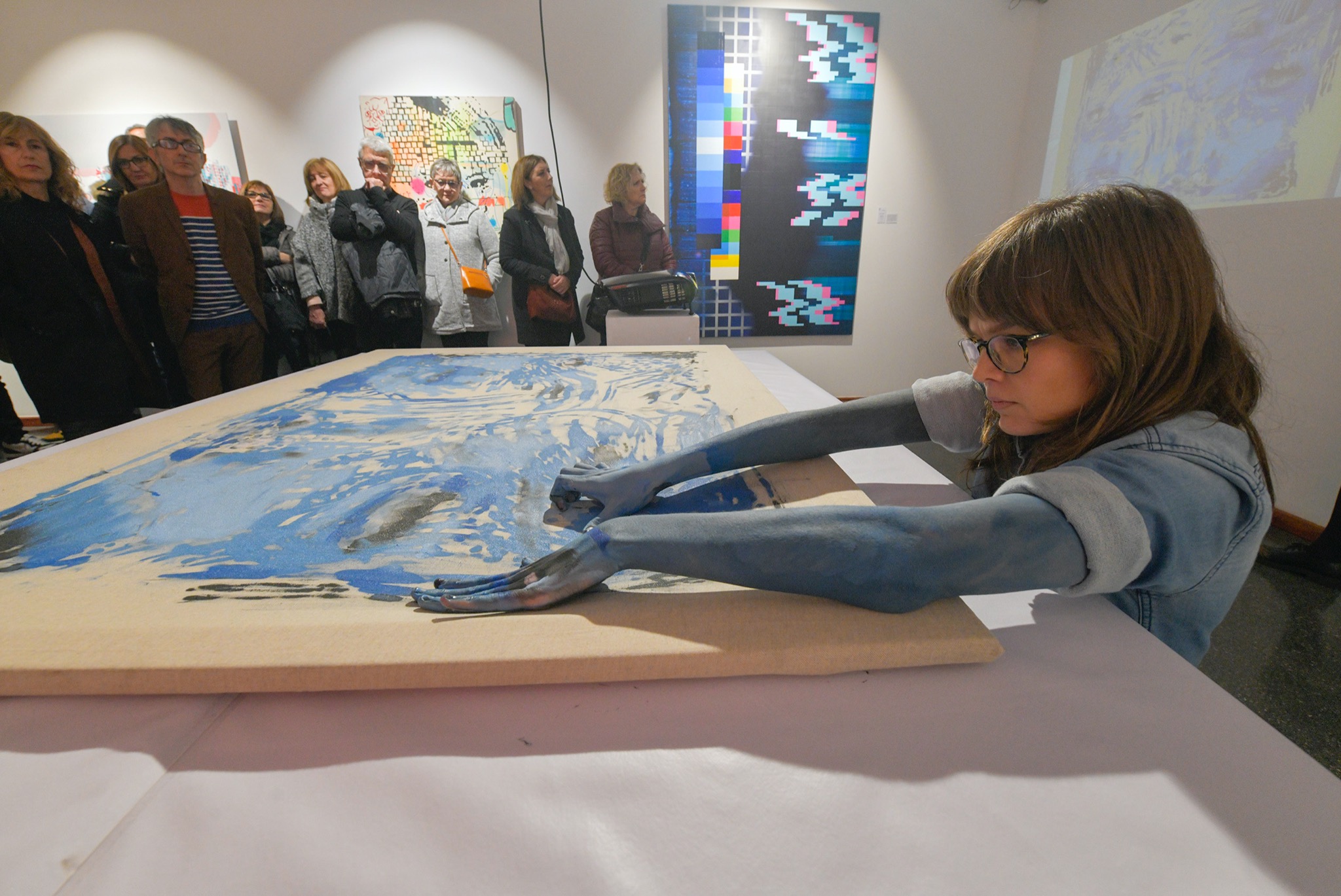 Una trentena d’obres d’art emergent aterren a Sabadell