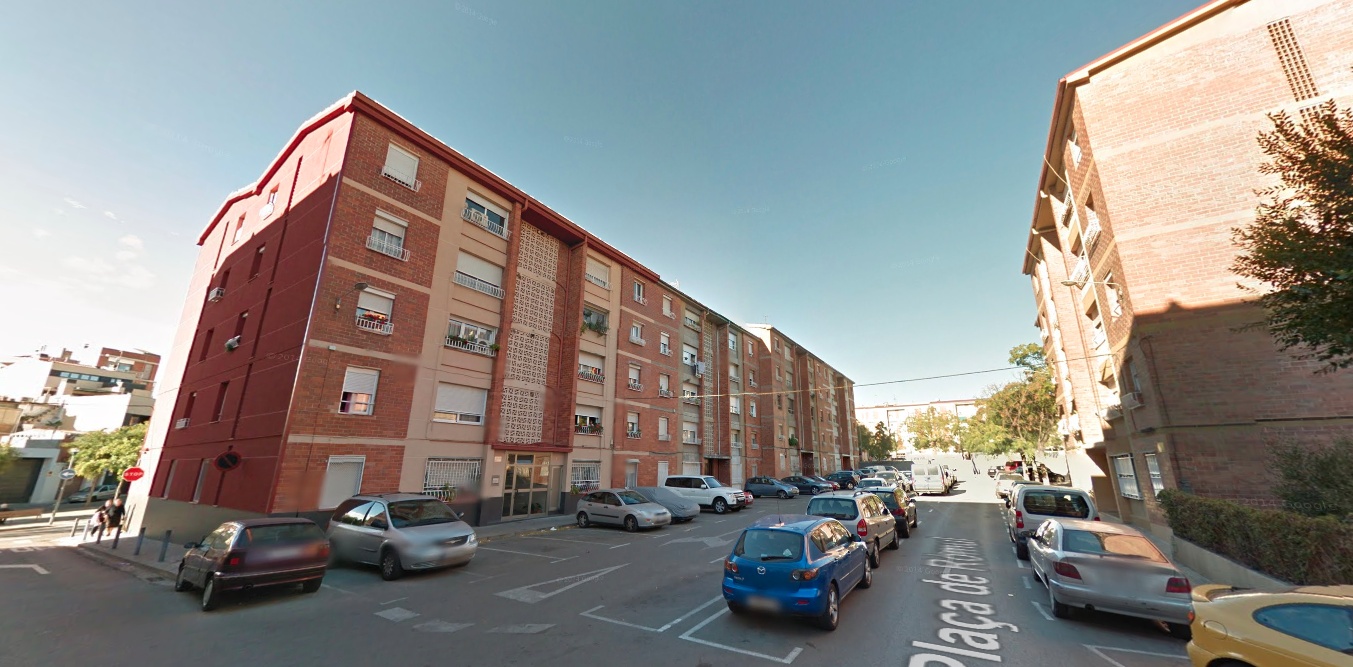 Cremen uns mobles abandonats al carrer a Can Rull