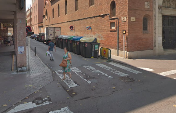 Un camió atropella un home gran al centre de Sabadell