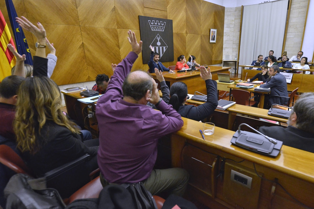 Un ple agre trasllada a 2020 quatre projectes encallats