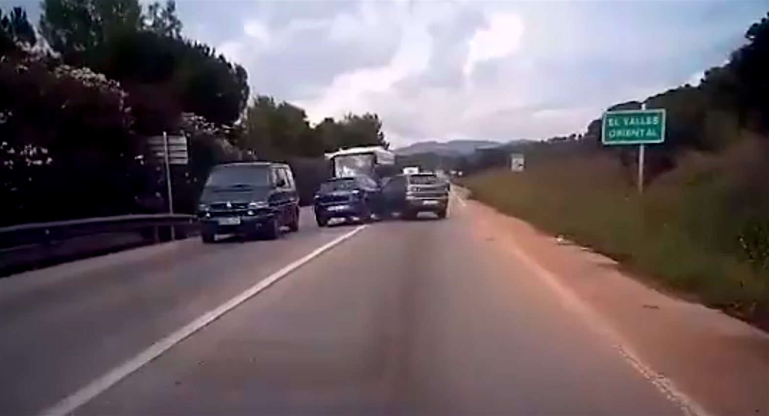VÍDEO La temeritat de dos conductors en una carretera vallesana