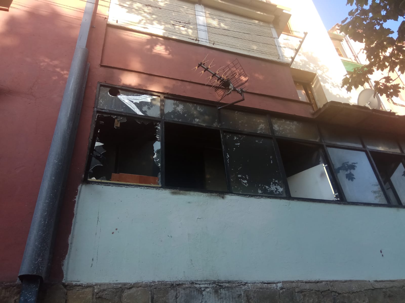 Tornen a incendiar un pis dels Merinals pendent d'enderroc