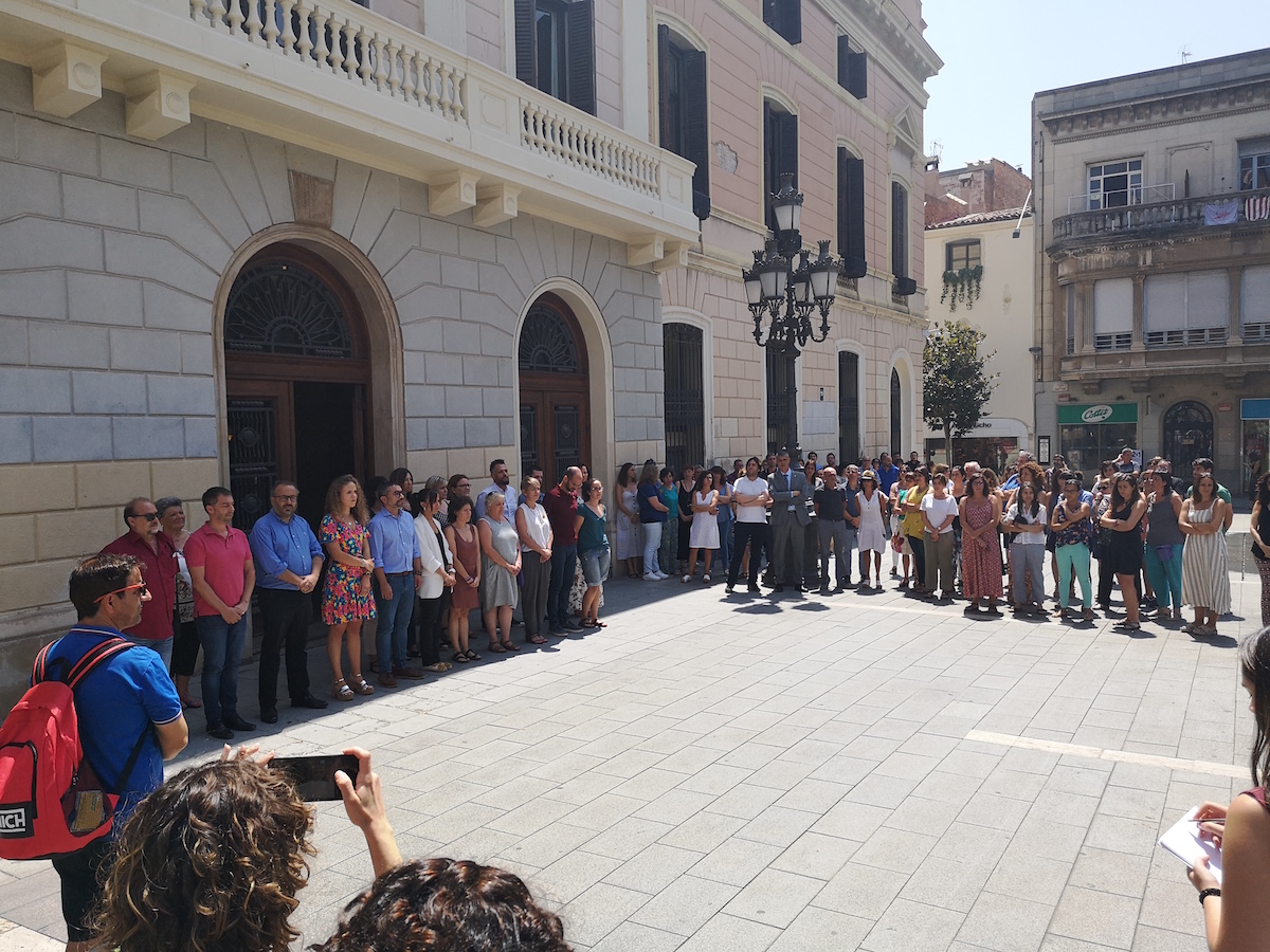 Minut de silenci a la plaça de Sant Roc per l'assassinat d'una dona a Terrassa