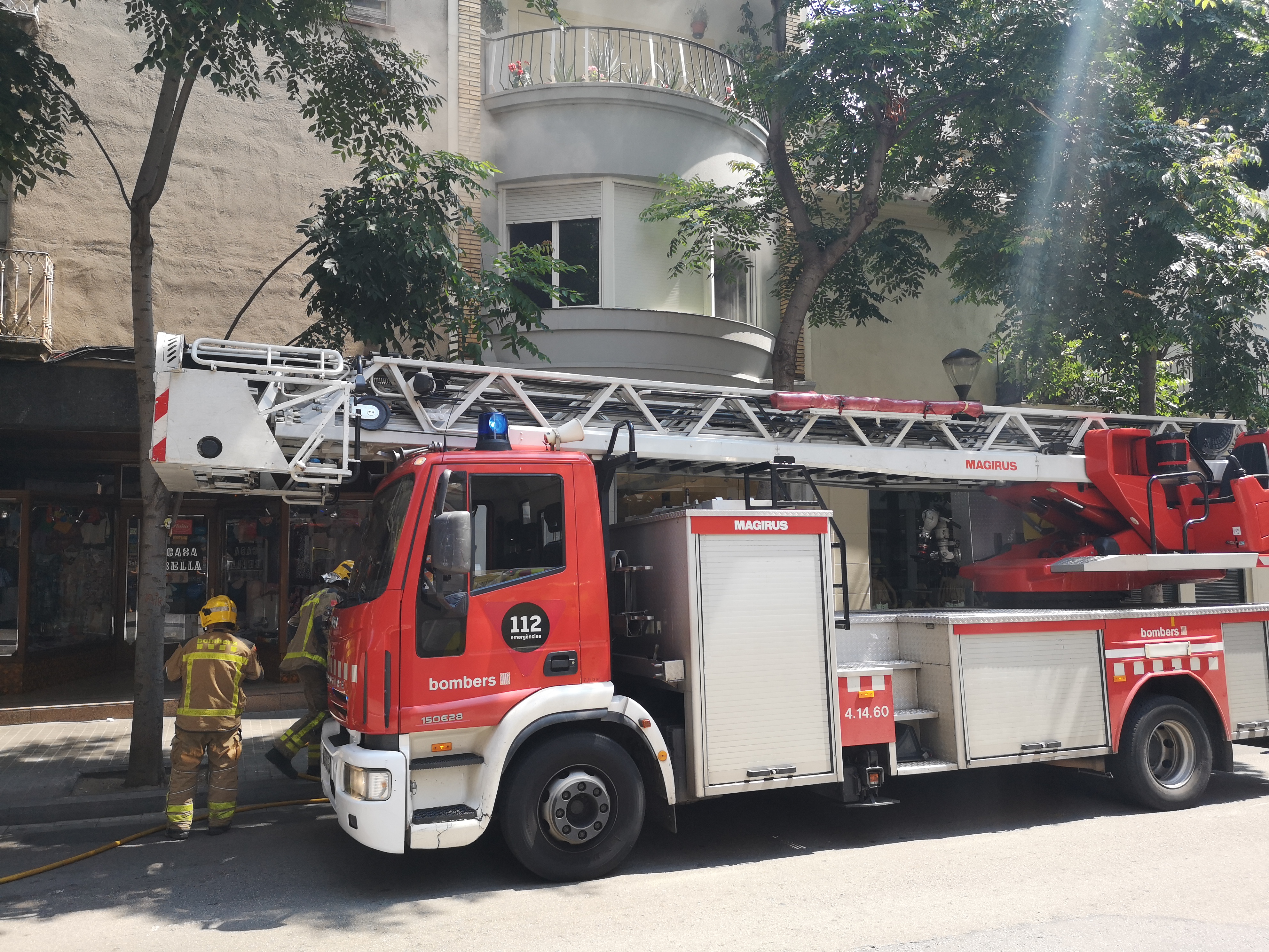 Dos ferits lleus en un incendi domèstic al Centre
