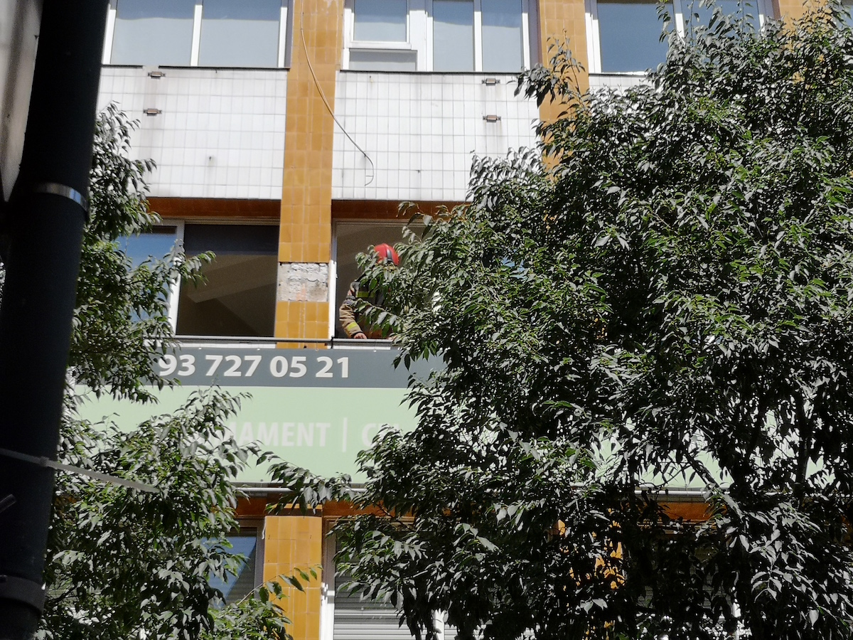 Es desprèn part de la façana d'un edifici del carrer de les Valls, al Centre