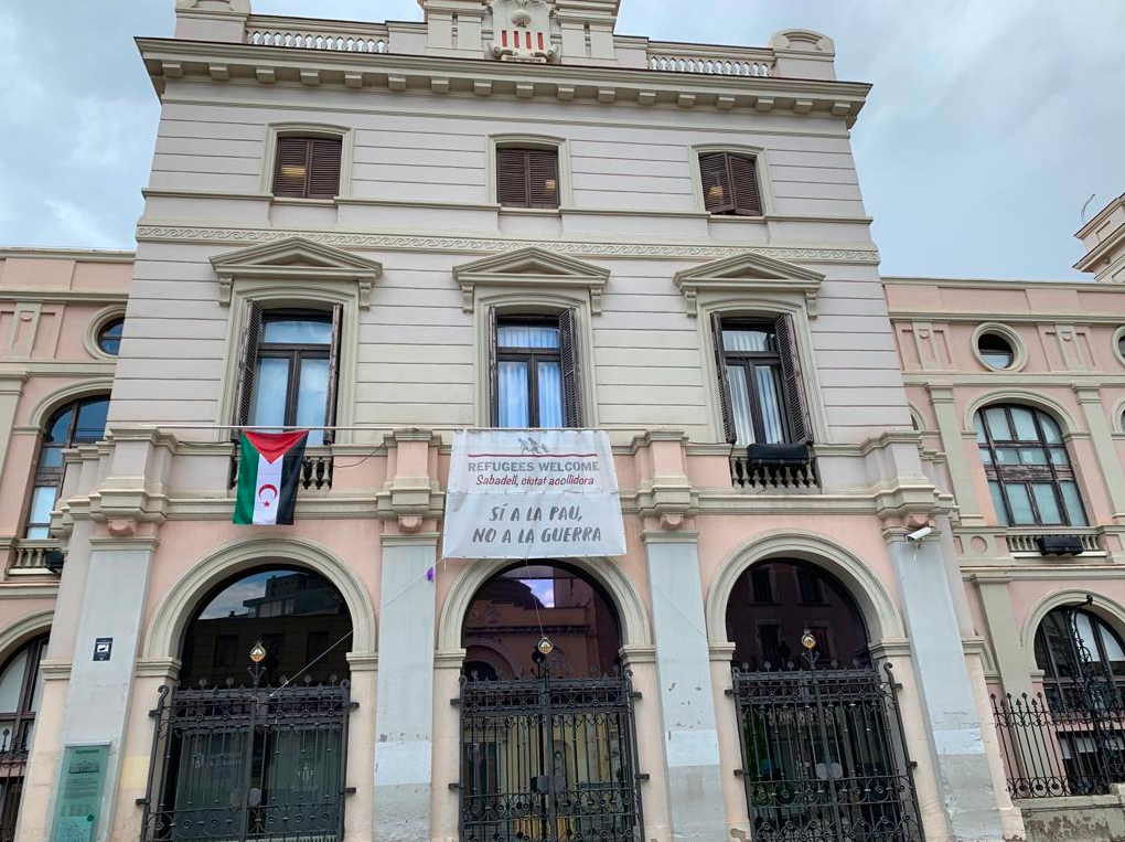 La bandera sahrauí, a la façana de l'Ajuntament