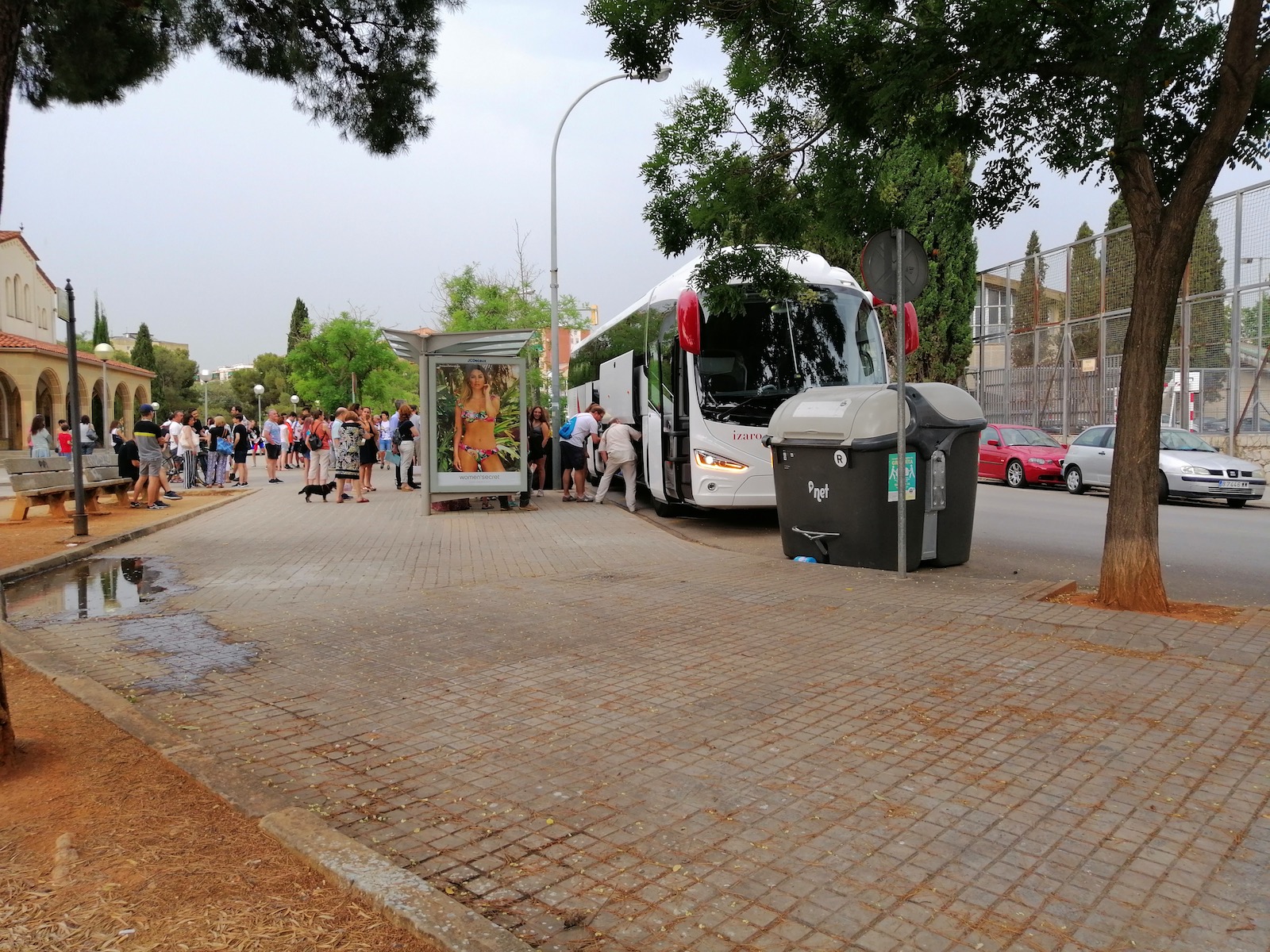 Autocars de colònies impedeixen parar als autobusos de la TUS a Nostra Llar