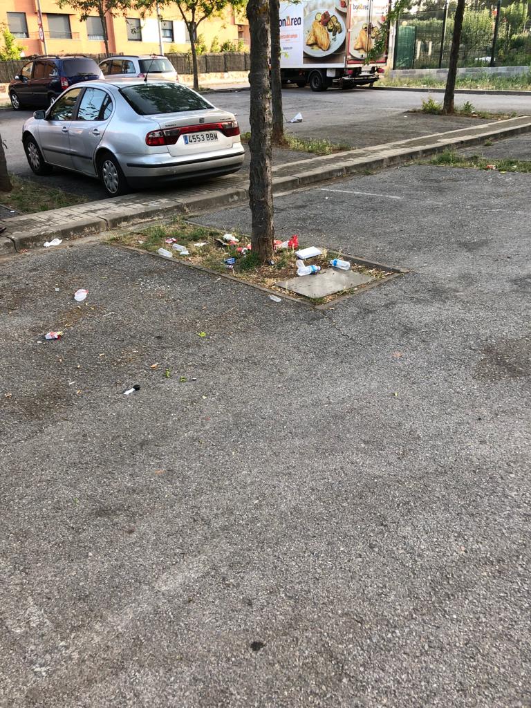 El  ‘botellón’ pren el carrer a Castellarnau i genera queixes veïnals