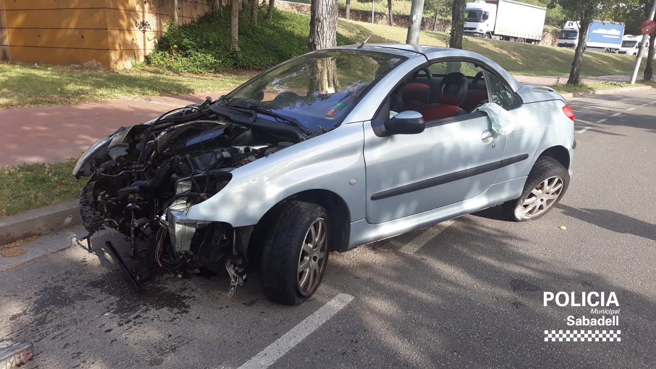 Un conductor begut xoca contra un arbre i destrossa el seu vehicle