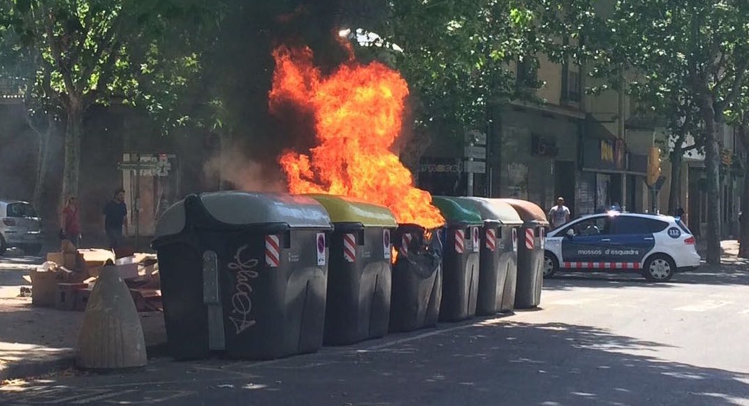 La revetlla incívica: 14 contenidors i dos cotxes calcinats a Sabadell