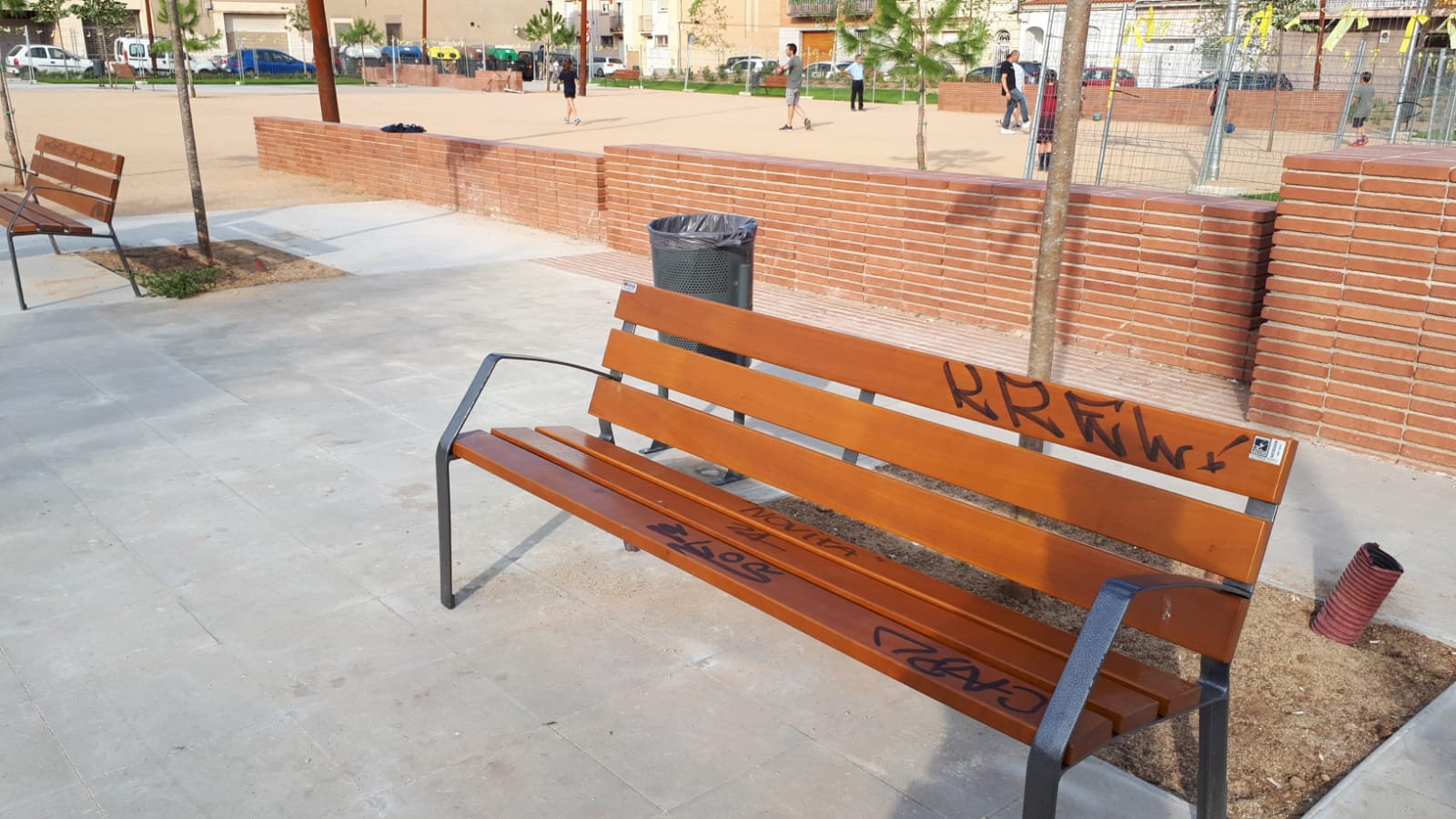Alguns bancs de la plaça de Lluís Subirana, grafitats quan no fa ni un mes de la seva inauguració