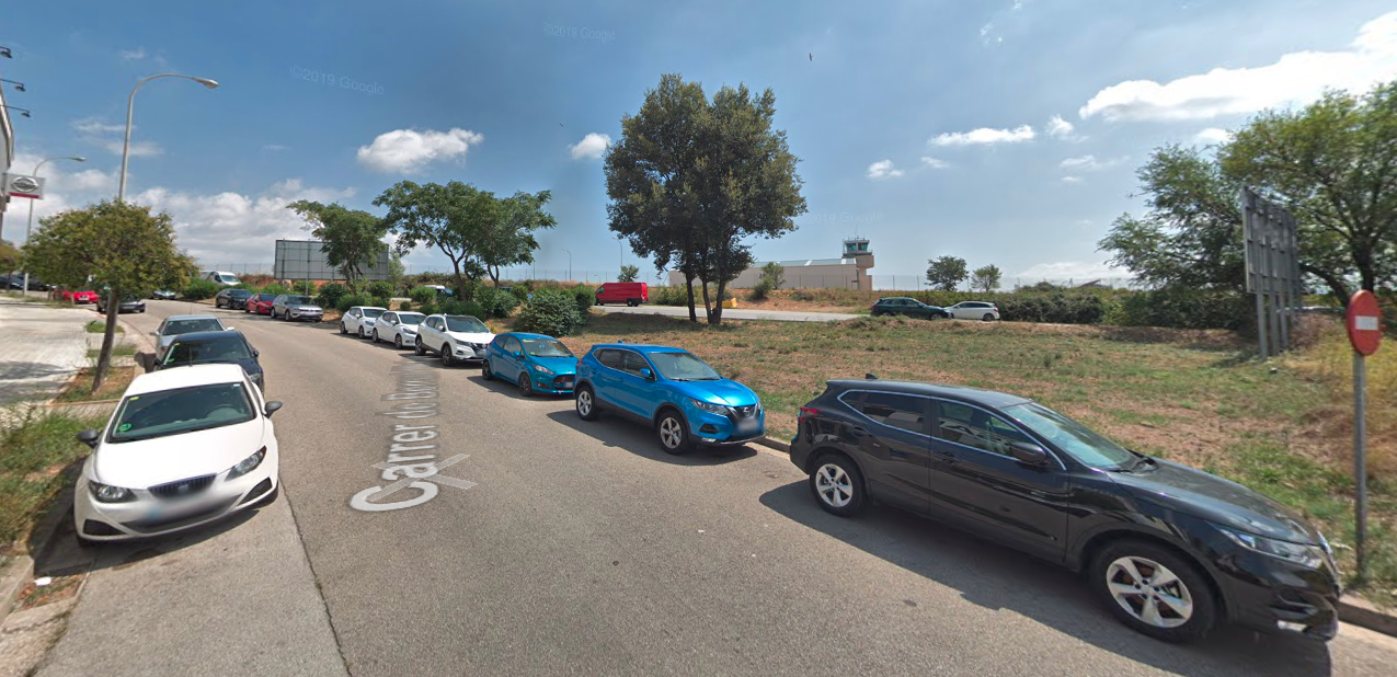Un conductor novell xoca contra dos vehicles estacionats i acaba bolcat