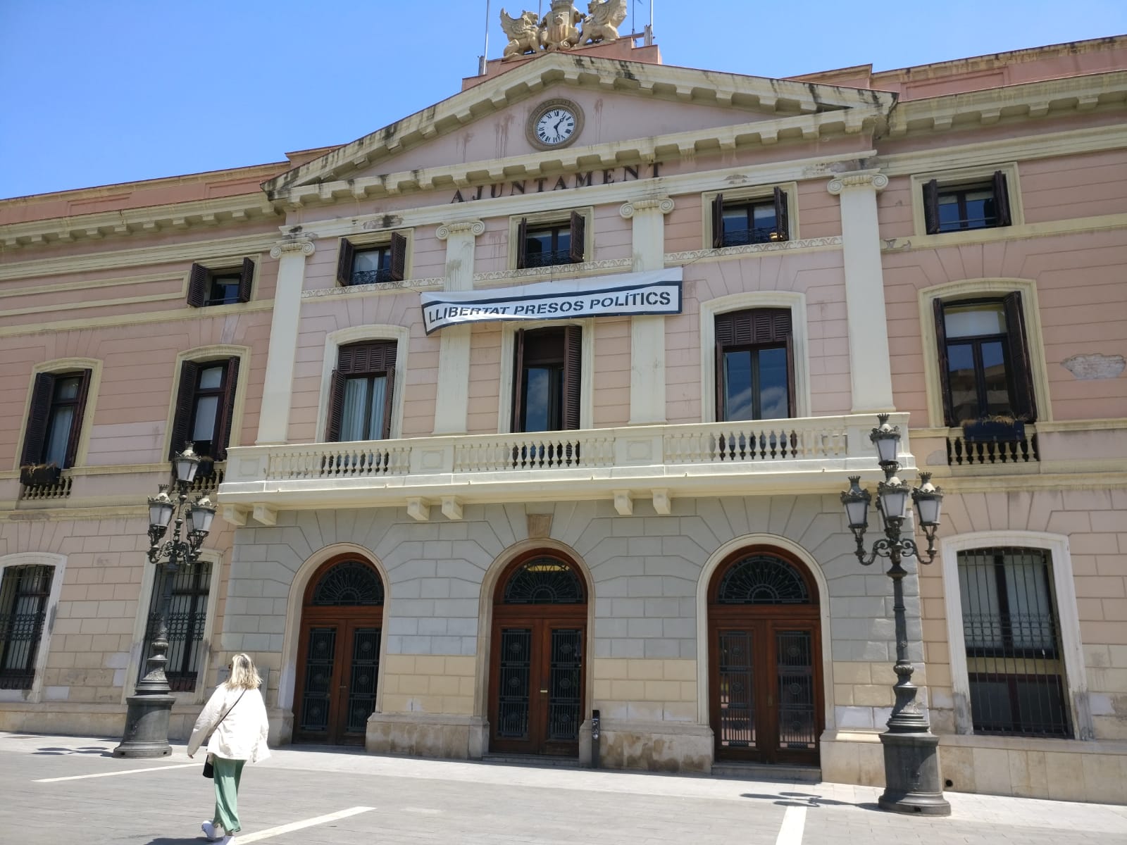 L'Ajuntament torna a girar la pancarta 'Llibertat presos polítics'