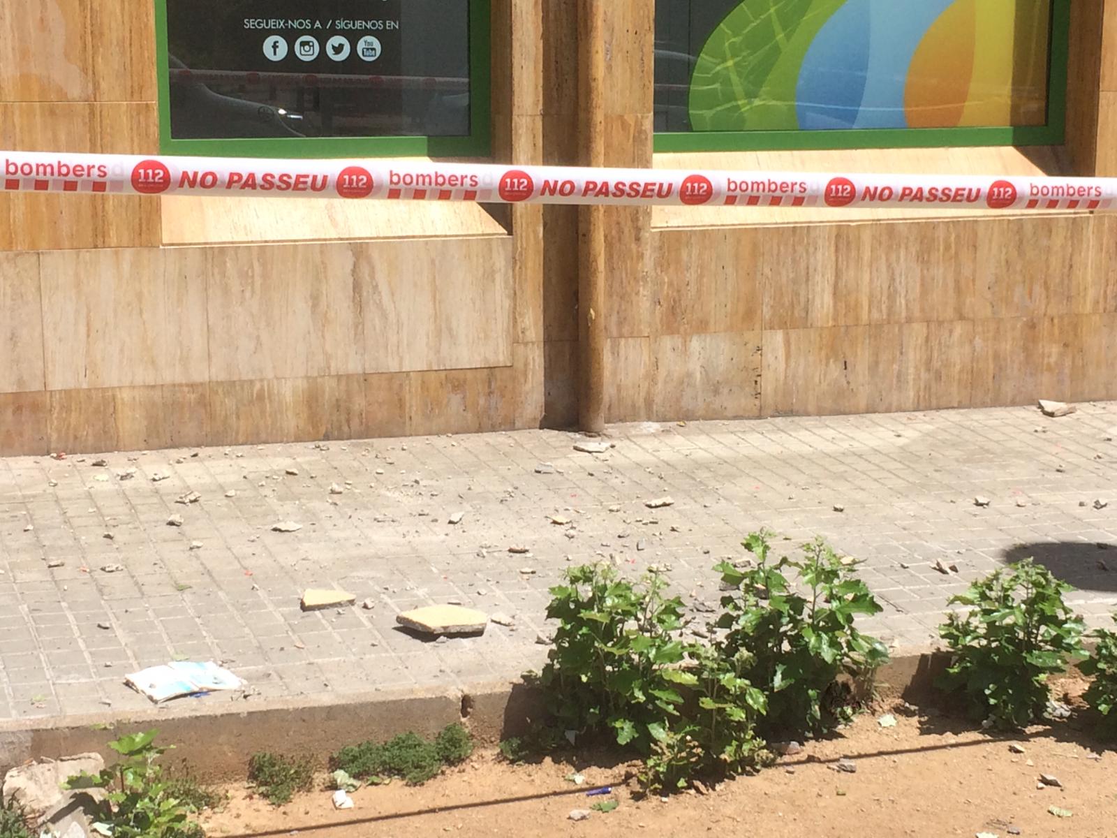 Ferit un jove de 16 anys en caure-li un tros de façana a sobre