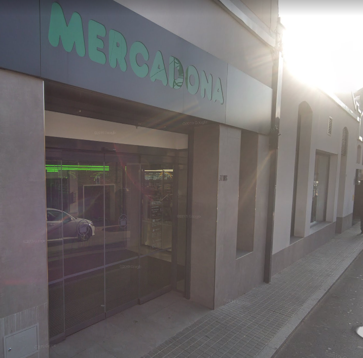 Un nadó queda tancat dins el cotxe i trenquen el vidre per rescatar-lo