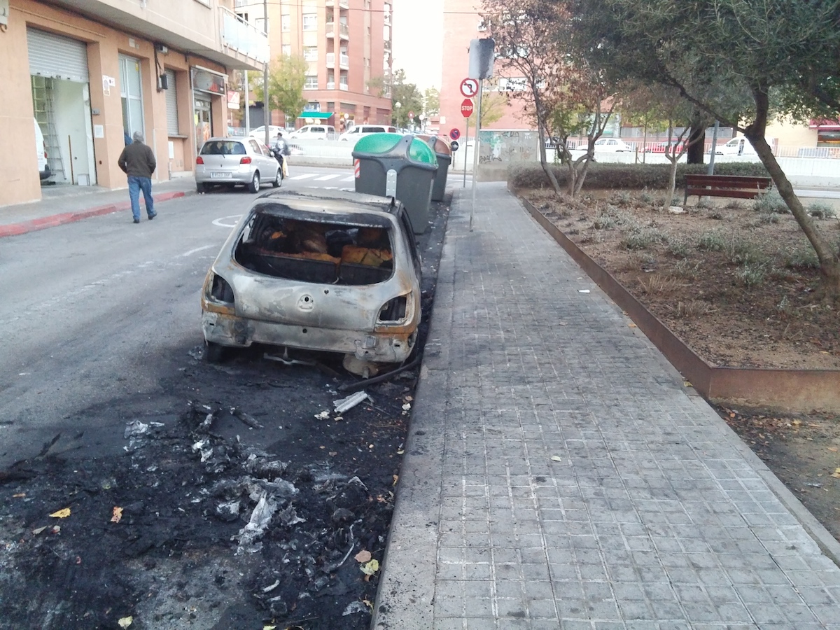 Cremen tres contenidors al carrer Sarasate