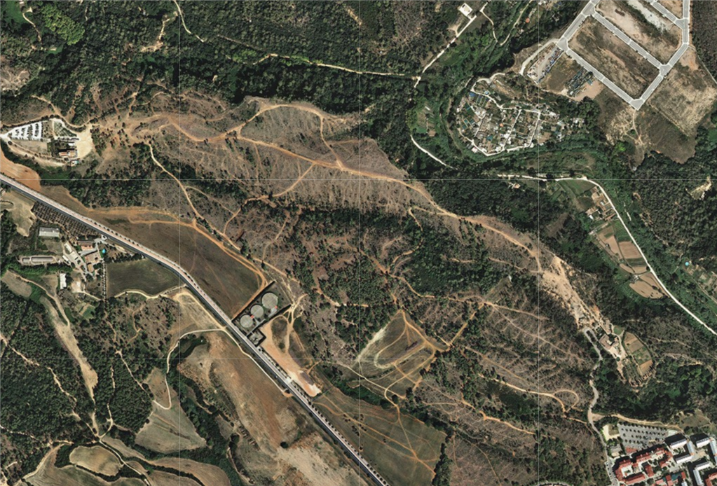 Un incendi forestal crema 120 m2 a la masia de Can Deu