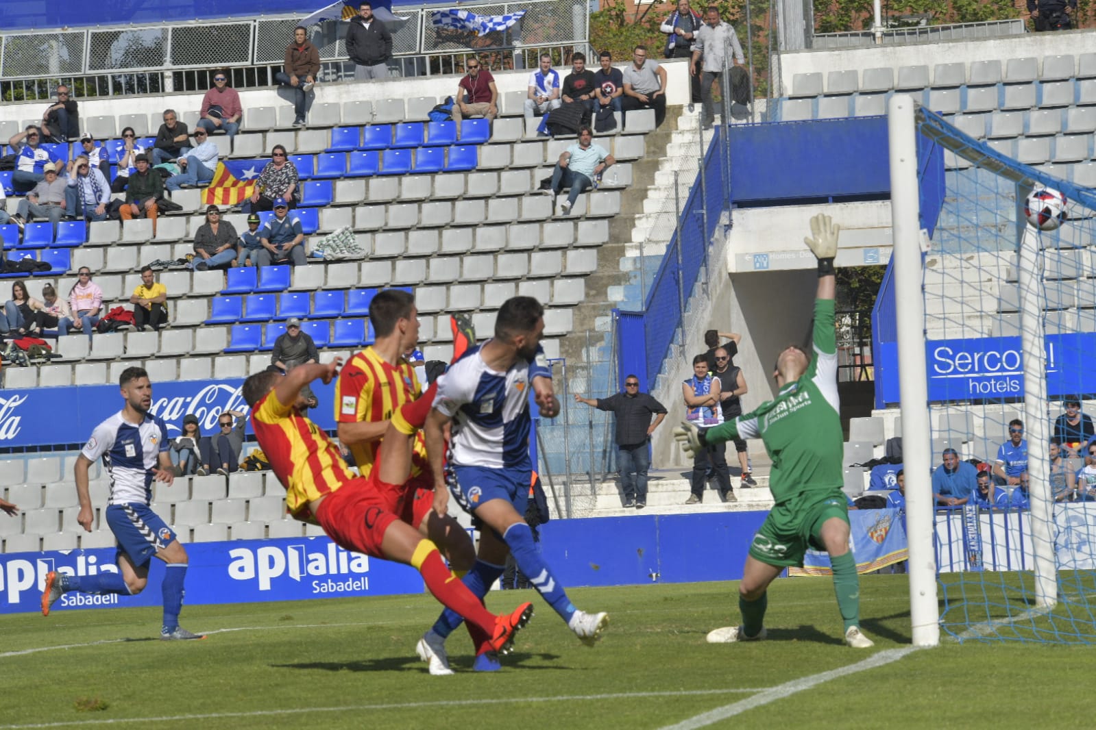 El Sabadell sobreviu amb un agònic triomf sobre el Lleida (1-0)
