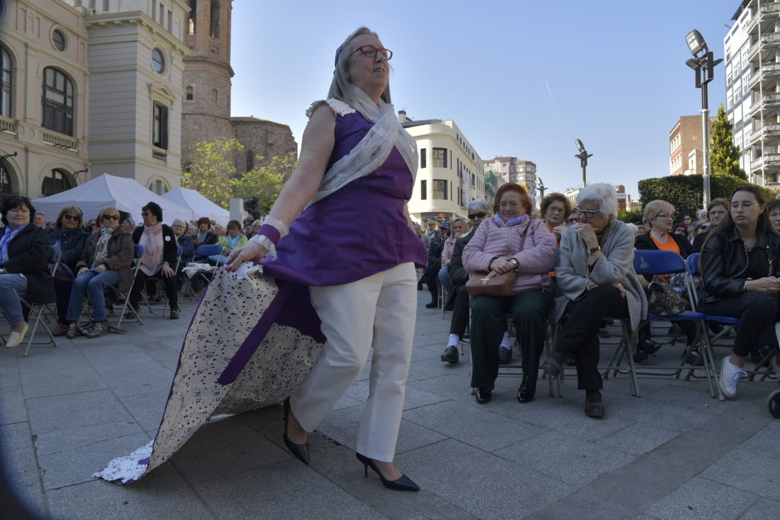 Una veintena de dones participen en la desfilada de vestits de la Festa Gran