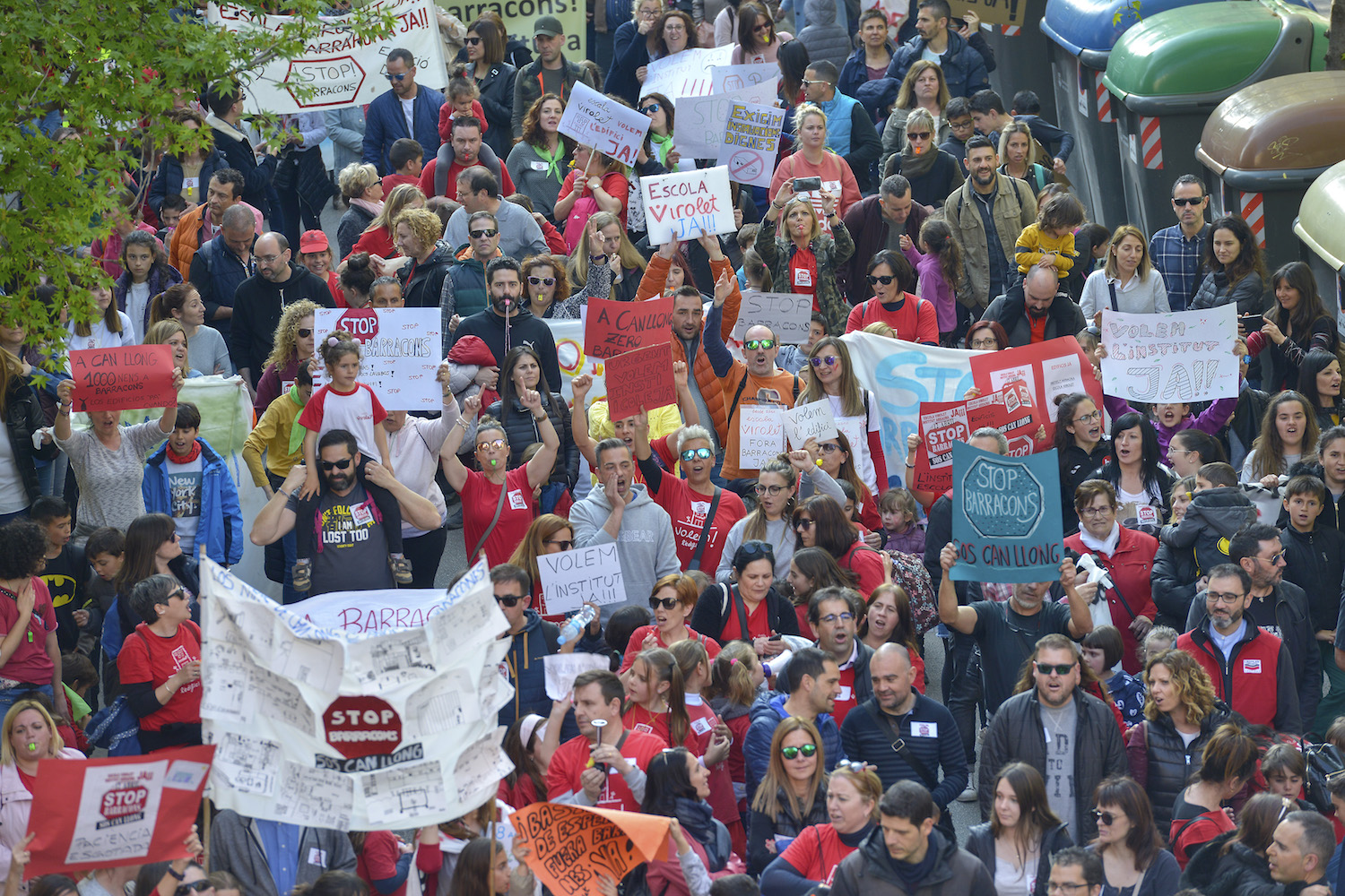 Unes 500 persones a la manifestació contra els barracons de Can Llong