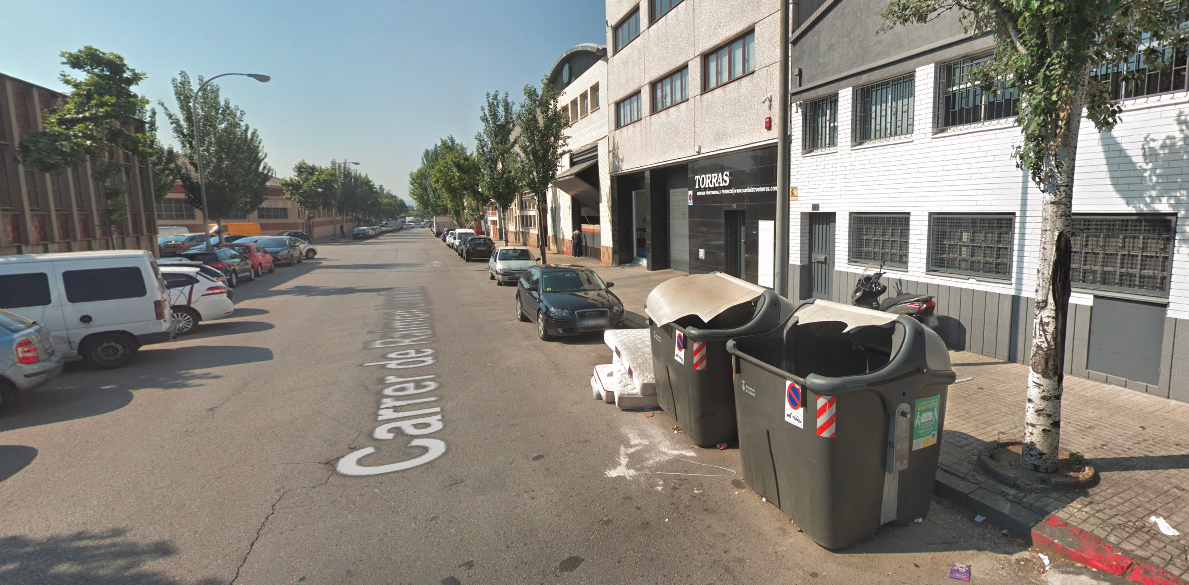Cremen cinc contenidors al carrer de Raimon Casellas