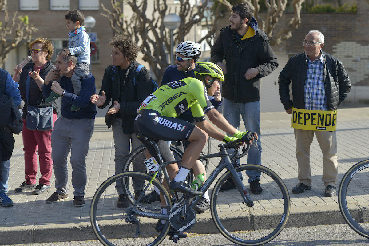 Galeria: Desenes de sabadellencs surten al carrer a rebre la Volta Ciclista a Catalunya