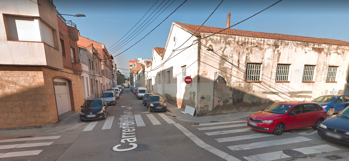 Un tot terreny xoca contra set vehicles estacionats